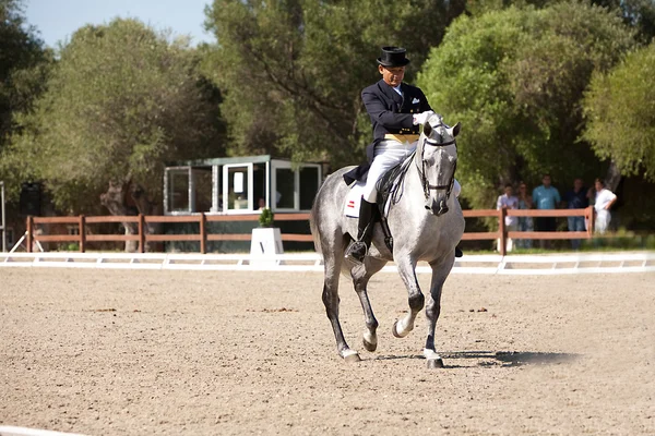 Pilota in competizione in dressage concorrenza classica — Foto Stock