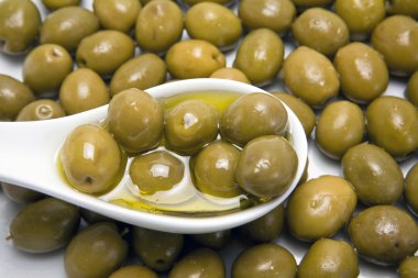 Beyaz bir demet yeşil zeytin