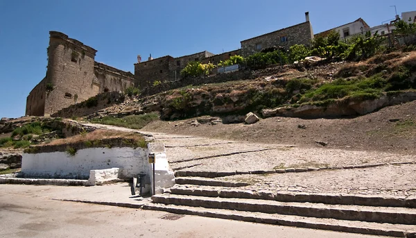 Beber cocho para animais de fazenda e escadas para o castelo, Sabiote, província de Jaen, Andaluzia, Espanha — Fotografia de Stock