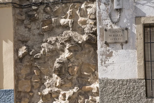 Resti archeologici del muro arabo tra due case, Sabiote — Foto Stock