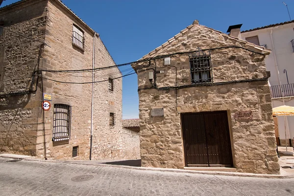 Pequeña casa de piedra en calle Argolla, Sabiote, provincia de Jaén, Andalucía, España — Foto de Stock