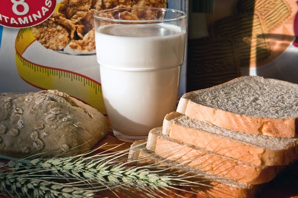 Frukost med bröd, flingor och mjölk — Stockfoto