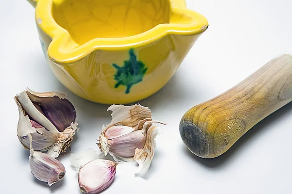 Ceramic mortar and garlic — Stock Photo, Image
