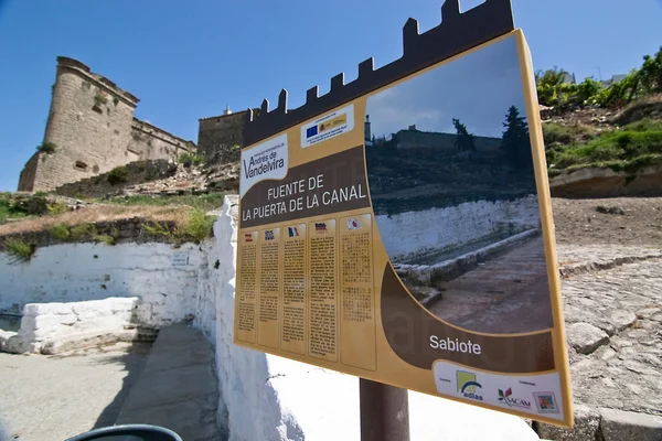 Signal fra kilden og slottet på Sabiote – stockfoto