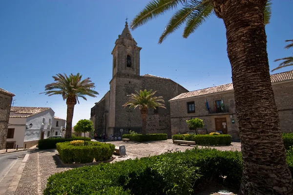 Plein van de kerk van santa maria met een tuin — Stockfoto