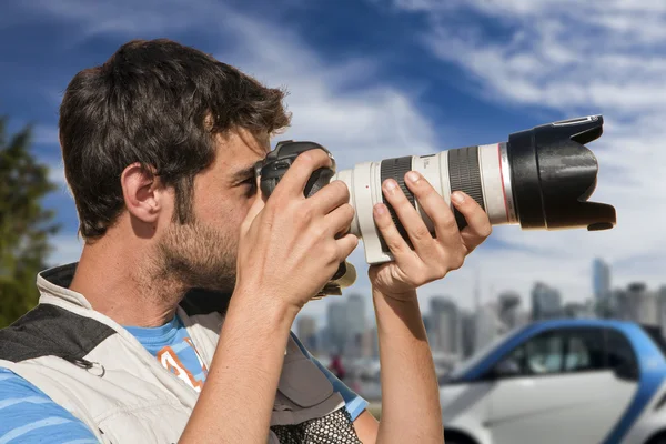 Fotografer profesional mengambil gambar dengan lensa tele — Stok Foto