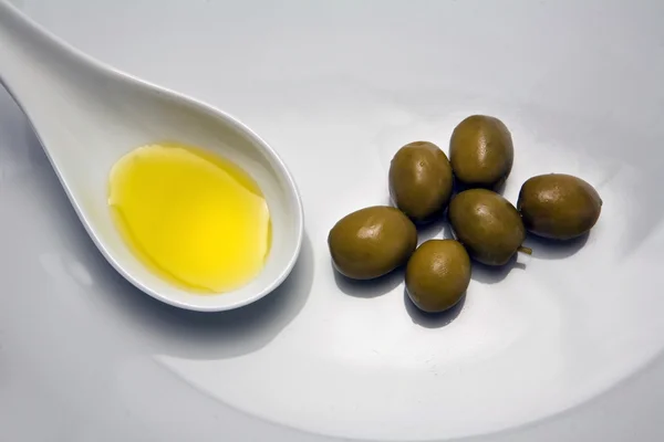 Groene olijven in een witte emmer, een typisch product van Andalusië — Stockfoto