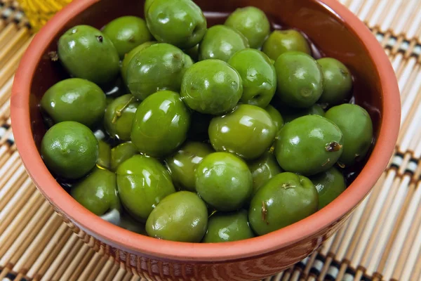 Ciotola con olive verdi vestite — Foto Stock