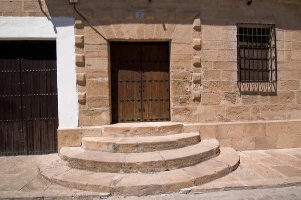 Puerta de acceso con escaleras redondeadas en Sabiote —  Fotos de Stock