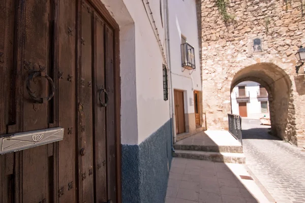 Street and Mudejar door of Sabiote — Stock Photo, Image