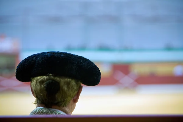 Silhuetten av en tjurfäktare huvud bär traditionella hatt eller "montera" — Stockfoto