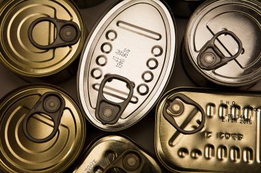 teneke farklı boyutlarda ve kapalı