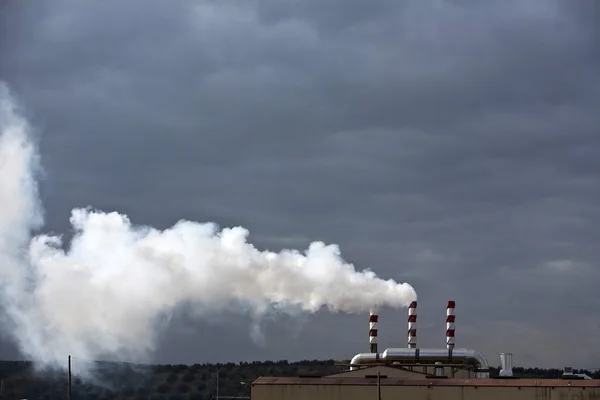 Дымоход выбрасывает загрязняющие газы в воздух — стоковое фото