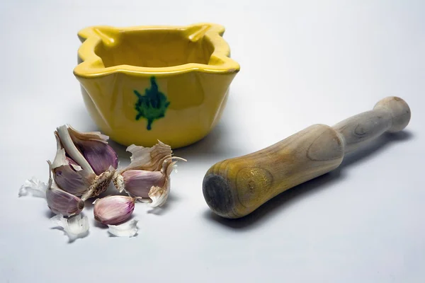 Ceramic mortar and garlic, used in the Spanish traditional kitchen — Stock Photo, Image