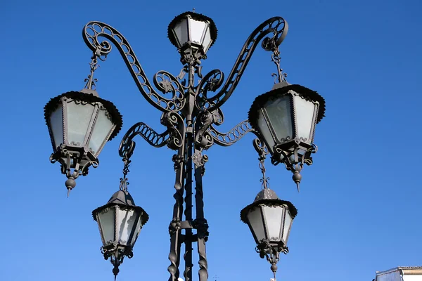 Una lampada in ferro battuto su un muro in Spagna — Foto Stock