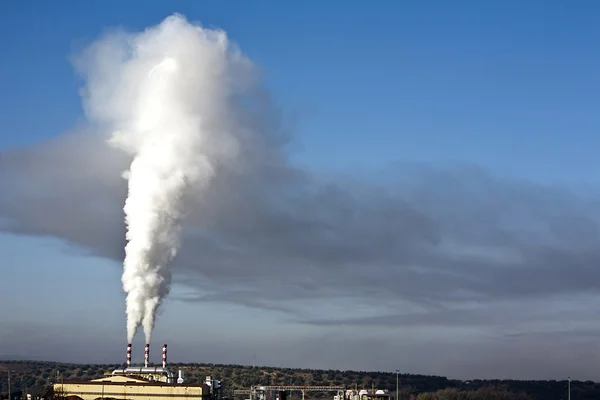 烟囱排出污染物气体在空气中 — 图库照片