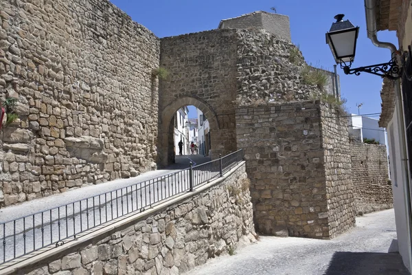 Mudejar deur in de Arabische muur — Stockfoto