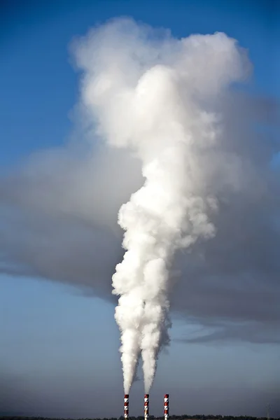 Chimenea expulsando gases contaminantes al aire — Foto de Stock