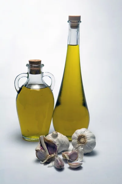 Olie extra vergine olijfolie en knoflook — Stockfoto