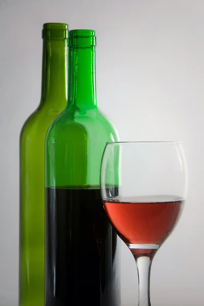 Butelek wina i Puchar — Zdjęcie stockowe