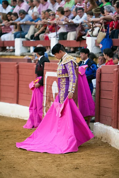 Torero concentrato con il capote prima di iniziare la corrida — Foto Stock