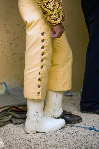 Detalhe do uniforme do picador carrega uma bota de aço para que o touro não machuque sua perna — Fotografia de Stock