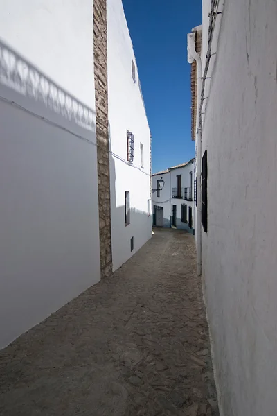 Rua estreita de Sabiote, província de Jaen, Andaluzia, Espanha — Fotografia de Stock