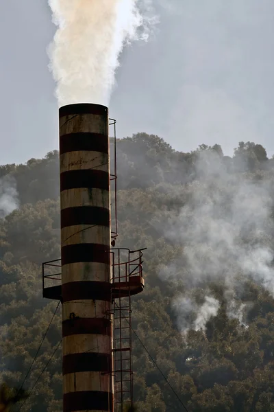 Cheminée expulsant les gaz polluants dans l'air — Photo