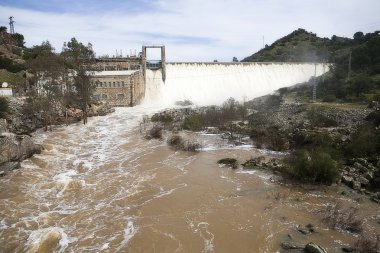 panoramik baraj ve encinarejo Merkezi hidroelektrik rezervuarı