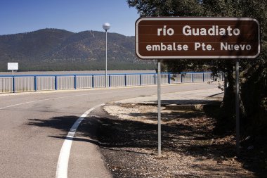 puente nuevo cordoba yakınındaki nehrin guadiato için Reservoir ağır yağmurdan sonra su sürülmesi