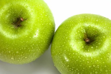 Beyaz bir arka plan üzerinde izole taze yeşil elma