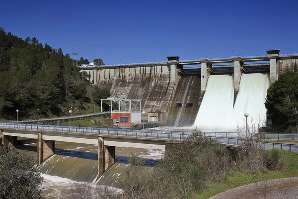 ヌエボ橋 embalse de における豪雨後の水の追放 — ストック写真