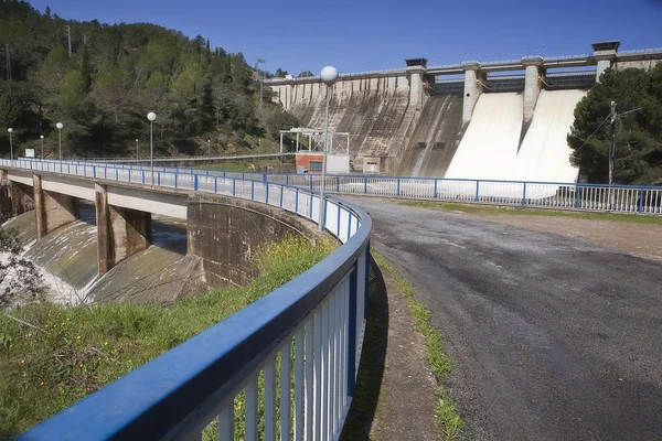 Panorama van de dam en de snelweg in de embalse de puente nuevo — Stockfoto