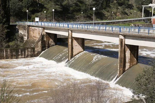 "puente nuevo" cordoba yakınlarında rezervuar — Stok fotoğraf