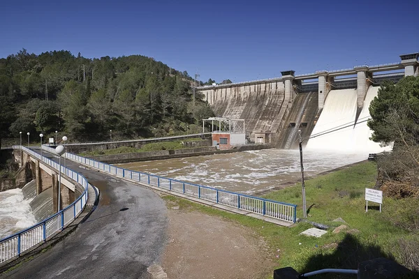 Ağır embalse de puente nuevo yağmurdan sonra su sürülmesi — Stok fotoğraf