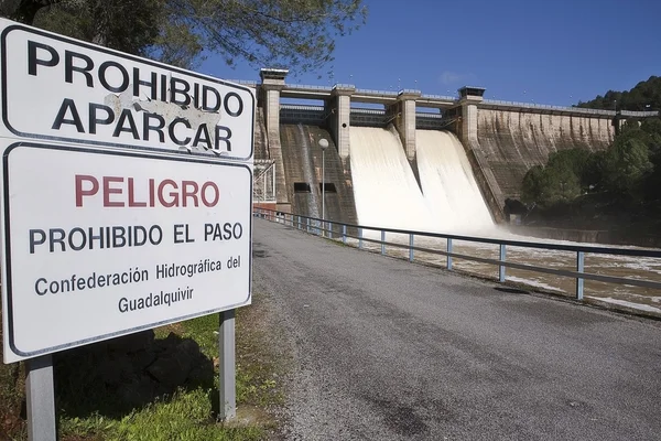 Señal indicativa de prohibición en la presa de Puente Nuevo —  Fotos de Stock