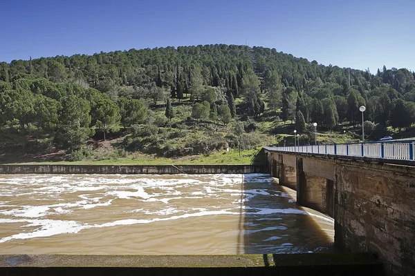 Uitwijzing van water na zware in het reservoir van puente nuevo aan rivier guadiato, in de buurt van cordoba regent — Stockfoto