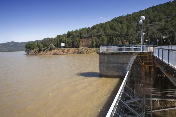 Expulsion of water after heavy rains in the reservoir of Puente Nuevo to river Guadiato, near Cordoba — Stock Photo, Image