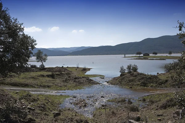 Panoramic view of the Puente Nuevo reservoir at full capacity — Stock Photo, Image
