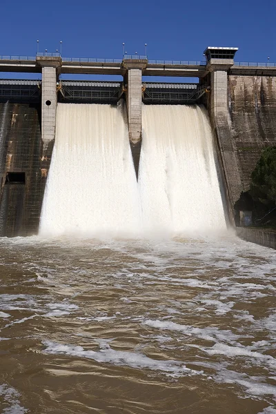 Expulsion of water after heavy rains in the embalse de Puente Nuevo — Stock Photo, Image