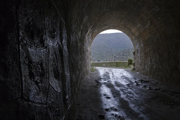 Embalse Jandula, túnel excavado en la montaña de granito y pizarra en el embalse de Jandula — Foto de Stock