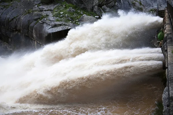 Embalse Jandula, expulsando agua después de varios meses de lluvia —  Fotos de Stock