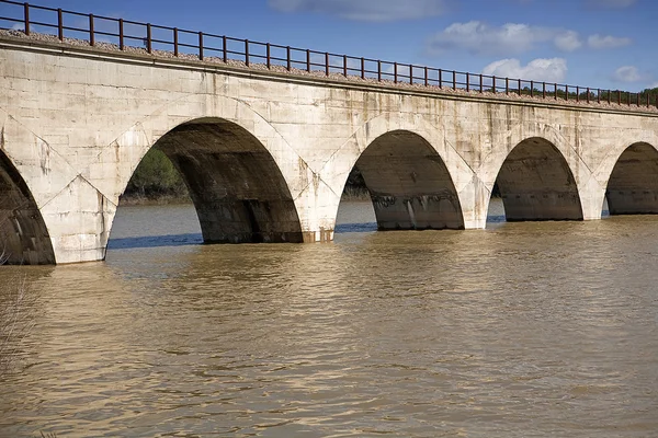 Railway line Cordoba - Almorchon, bridge of Los Puerros, municipality of Espiel, reservoir of Puente Nuevo — Stock Photo, Image