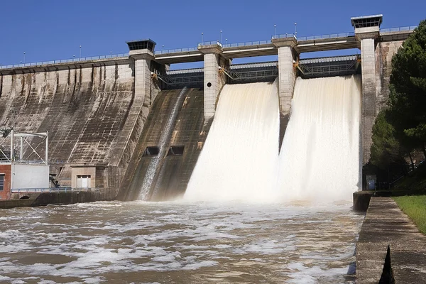 Uitwijzing van water na zware in de embalse de puente nuevo regent — Stockfoto
