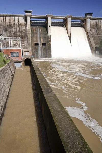 Expulsion of water after heavy rains in the embalse de Puente Nuevo — Stock Photo, Image