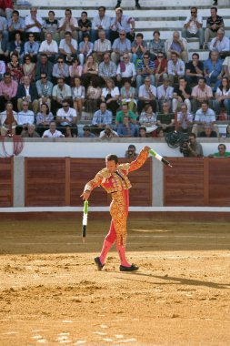 Banderillero, torero kim ayak Dart boğa yerleştirir.
