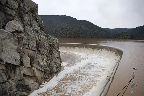 Reservatório Jandula, expulsando água após vários meses de chuva — Fotografia de Stock