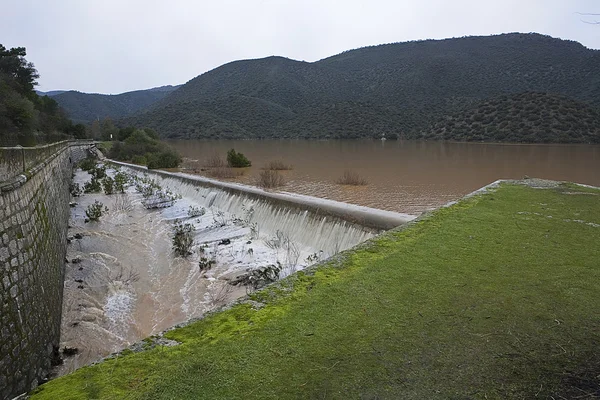 Embalse Jandula, expulsando agua después de varios meses de lluvia —  Fotos de Stock