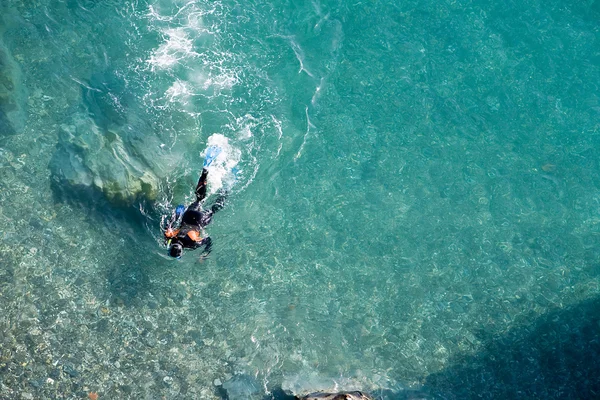 Scuba diver op de oppervlakte van de zee — Stockfoto