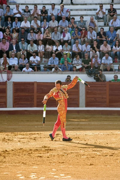 Banderillero, de torero die te voet, plaatst de pijlen in de stier — Stockfoto